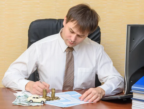 Mannen på kontoret, fyller ett meddelande om en olycka med pengarna och maskinen liggande på dokumenten — Stockfoto