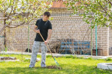 Adam eski komisyon kendi yazlık, çim yapraklarda
