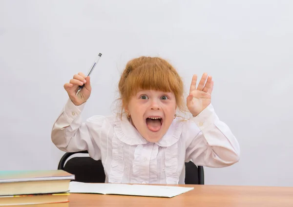 Menina na mesa gritando diversão, boca aberta — Fotografia de Stock