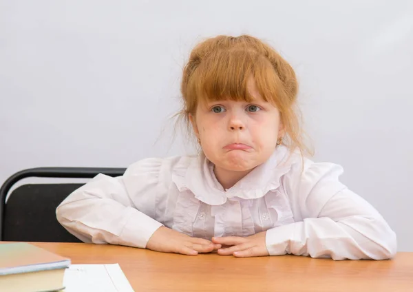 La niña en la mesa mirando resentida —  Fotos de Stock