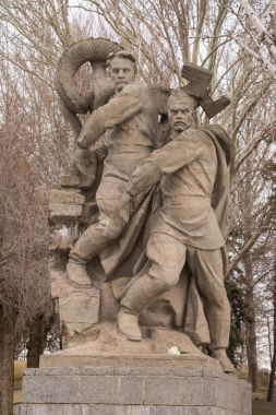 Volgograd. Rusya - 1 Nisan 2017. Heykel - faşizm çöküşü Mamayev tepe üzerinde kahramanlar Meydanı'nda. Faşizm simgeleyen gamalı haç ve bir viper atma askerler,.