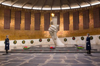 Volgograd. Rusya-1 Nisan. Onur korumak, Pantheon, zafer Stalingrad Savaşı Kahramanları Volgograd Mamayev Kurgan üzerinde Eternal Flame