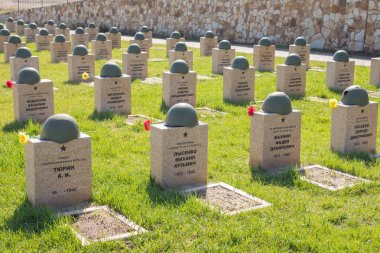 Volgograd. Rusya - 16 Nisan 2017. Bu Sovyet savaş Memorial mezarlığında askerlerin mezar Stalingrad Savaşı Rossoshka Gorodishchensky bölgesinde köyde öldürüldü