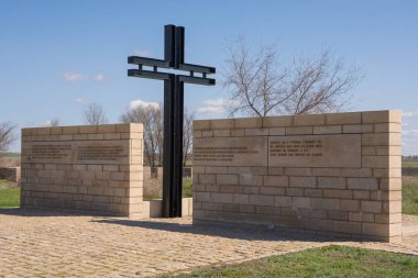 Volgograd. Rusya - 16 Nisan 2017. Stalingrad Savaşı Rossoshka Gorodishchensky bölgesinde köyde asker Alman mezarlığın topraklarında anma çapraz öldürüldü