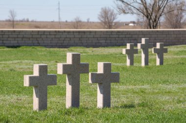 Volgograd. Rusya - 16 Nisan 2017. Anma töreni çapraz Stalingrad Savaşı köyün Rossoshka Gorodishchensky bölge içinde ölen askerlerin Romen mezarlığın topraklarında