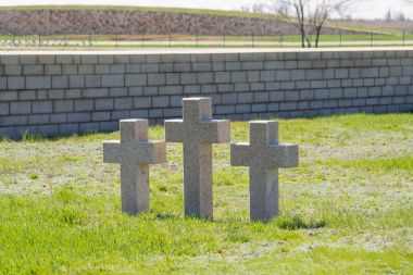 Volgograd. Rusya - 16 Nisan 2017. Anma töreni çapraz Stalingrad Savaşı köyün Rossoshka Gorodishchensky bölge içinde ölen askerlerin Romen mezarlığın topraklarında