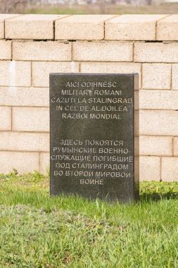 Volgograd. Rusya - 16 Nisan 2017. Stalingrad Savaşı Rossoshka Gorodishchensky bölge köyünde askerlerin Romen mezarlığın topraklarında memorial işareti öldürüldü