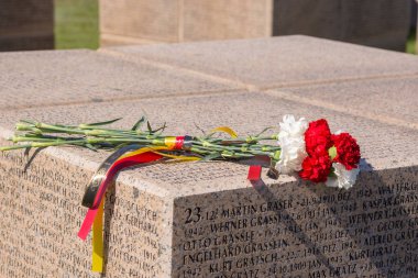Volgograd. Rusya - Alman askerlerinin isimlerini içeren bir küp üzerinde 16 Nisan 2017 çiçek Stalingrad Savaşı Alman mezarlığı Rossoshka Gorodishche Köyü sınırları içinde öldürüldü
