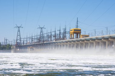 Volgograd. Rusya - 16 Nisan 2017. Volga hidroelektrik su deşarj Barajı