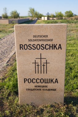 Volgograd. Rusya - 7 Mayıs 2017. Stalingrad Savaşı topraklarında köy Rossoshka Gorodishchensky bölgesinde Alman mezarlığın içinde ölen Alman askerlerin mezar yeri