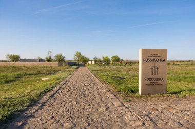 Volgograd. Rusya - 7 Mayıs 2017. Stalingrad Savaşı topraklarında köy Rossoshka Gorodishchensky bölgesinde Alman mezarlığın içinde ölen Alman askerlerin mezar yeri