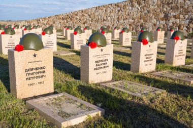 Volgograd. Rusya - 7 Mayıs 2017. Bu Sovyet savaş Memorial mezarlığında askerlerin mezar Stalingrad Savaşı Rossoshka Gorodishchensky bölgesinde köyde öldürüldü