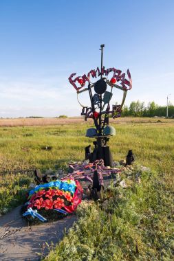 Volgograd. Rusya - 7 Mayıs 2017.Kompozitsiya Savaş Anıtı Sovyet mezarlıkta savaş alanlarında bulunan metal Stalingrad Savaşı Rossoshka Gorodishchensky bölge köyünde öldü