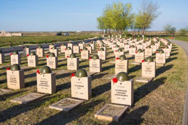 Volgograd. Rusya - 7 Mayıs 2017. Bu Sovyet savaş Memorial mezarlığında askerlerin mezar Stalingrad Savaşı Rossoshka Gorodishchensky bölgesinde köyde öldürüldü