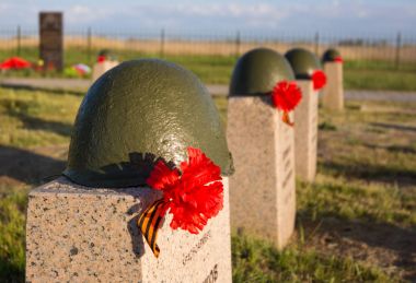 Volgograd. Rusya - 7 Mayıs 2017. Bu Sovyet savaş Memorial mezarlığında askerlerin mezar Stalingrad Savaşı Rossoshka Gorodishchensky bölgesinde köyde öldürüldü