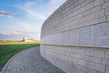 Volgograd. Rusya - 7 Mayıs 2017. Stalingrad Savaşı Alman mezarlık içinde Köyü Rossoshka Gorodishchensky Distri ülkesinde Alman askerlerinin isimlerini duvarla öldürüldü