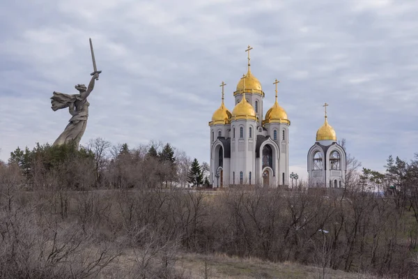 Volgograd. Rusland-1 April 2017. Bouw van de tempel All Saints op Mamajev Koergan in Volgograd — Stockfoto