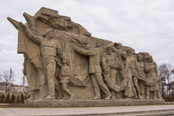 Volgogrado. Rusia-1 de abril de 2017. Conjunto conmemorativo a los héroes de la Batalla de Stalingrado, el complejo conmemorativo de bajorrelieve de la muralla en el Kurgan Mamayev en Volgogrado — Foto de Stock