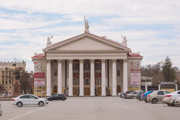 ヴォルゴグラード。ロシア - 2017 年 4 月 1 日。ヴォルゴグラード市の中心市街地の新しい実験劇場ミール通りの建物 — ストック写真