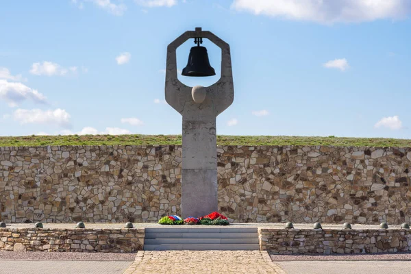 Volgogrado. Rusia - 16 de abril de 2017 Monumento a la Guerra en el cementerio soviético de los muertos en la batalla de Stalingrado en la aldea Rossoshka Gorodishchensky District — Foto de Stock