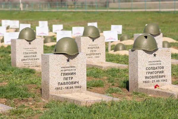 Volgogrado. Rusia - 16 de abril de 2017. Las tumbas de los soldados en el cementerio conmemorativo de la guerra soviética de los muertos en la batalla de Stalingrado en la aldea Rossoshka Gorodishchensky Distrito — Foto de Stock