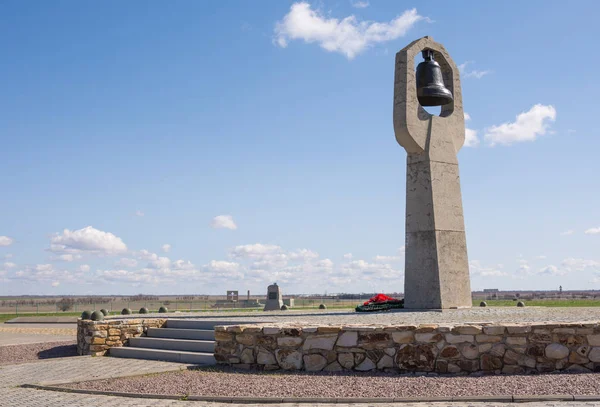 Volgogrado. Rusia - 16 de abril de 2017 Monumento a la Guerra en el cementerio soviético de los muertos en la batalla de Stalingrado en la aldea Rossoshka Gorodishchensky District — Foto de Stock