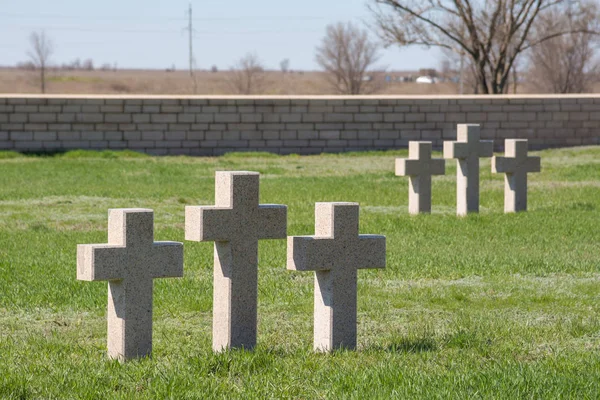 Volgograd. Rusya - 16 Nisan 2017. Anma töreni çapraz Stalingrad Savaşı köyün Rossoshka Gorodishchensky bölge içinde ölen askerlerin Romen mezarlığın topraklarında