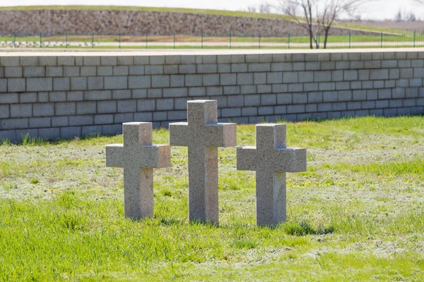 वोल्गोग्राद। रूस 16 अप्रैल 2017। रोशोस्का गोरोडिशचेन्स्की गांव में स्टेलिनग्राद की लड़ाई में मारे गए सैनिकों के रोमानियाई कब्रिस्तान के क्षेत्र में स्मारक क्रॉस — स्टॉक फ़ोटो, इमेज