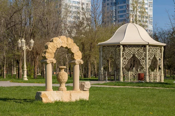 Volgograd. Russia-27 April 2017 Gazebo and arch with vase in the Park of Friendship: Volgograd - Baku in Central Park in Volgograd — Stock Photo, Image