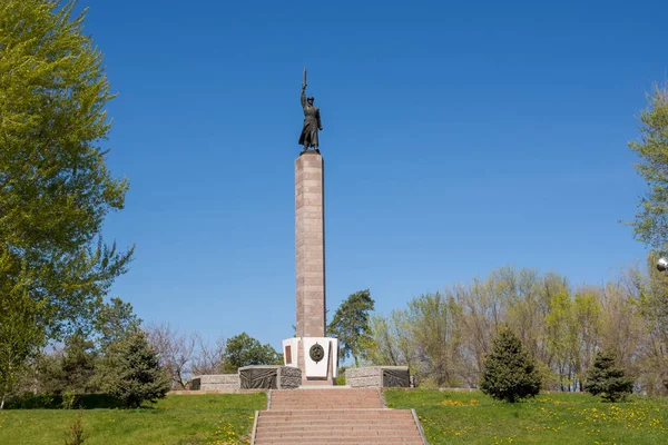 Volgográd. Oroszország - április 27 2017 háborús emlékmű 10. osztály Nkvd csapatok és a milicisták Stalingrada-biztonsági tiszt, aki megvédte Stalingrad — Stock Fotó