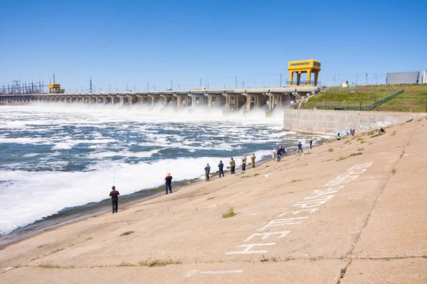 Volgograd. Rusya - 16 Nisan 2017. Volga hidroelektrik su basma ve balıkçılar barajda Barajı