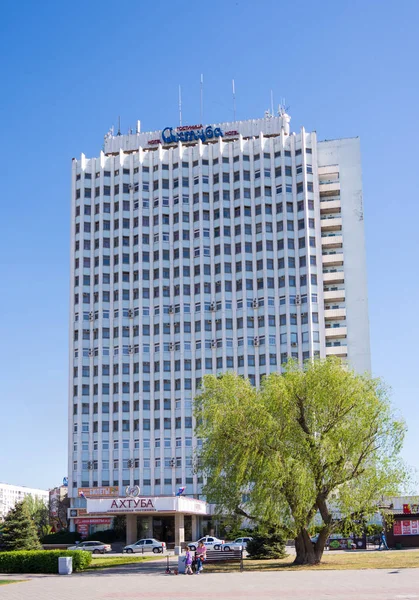 Volzhsky. Região de Volgogrado. Rússia 6 de maio de 2017. Edifício municipal do hotel "Akhtuba " — Fotografia de Stock