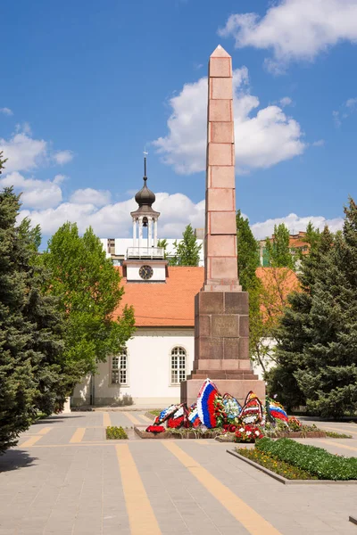 Volgográd. Oroszország-május 7-én 2017. Az evangélikus egyház Múzeum régi Sarepta és az emlékmű esett a Nagy Honvédő Háború a szabadság téren a Krasnoarmeysk kerület Volgograd — Stock Fotó