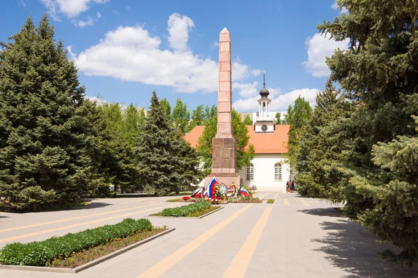 Volgograd. Russia-7 May 2017. The Lutheran Church Museum Old Sarepta and the monument to the fallen in the Great Patriotic War on Freedom Square in the Krasnoarmeysk district of Volgograd — Stock Photo, Image