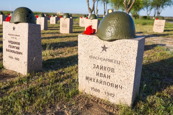 Volgogrado. Rusia - 7 de mayo de 2017. Las tumbas de los soldados en el cementerio conmemorativo de la guerra soviética de los muertos en la batalla de Stalingrado en la aldea Rossoshka Gorodishchensky Distrito — Foto de Stock