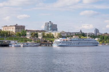 Volgograd. Rusya-11 Mayıs 2017. Nehir İstasyonu merkezi Waterfront Volgograd rıhtımda yolcu gemisi
