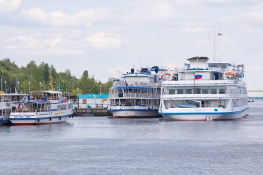 Volgograd. Rusya-11 Mayıs 2017. Nehir İstasyonu merkezi Waterfront Volgograd rıhtımda yolcu gemisi