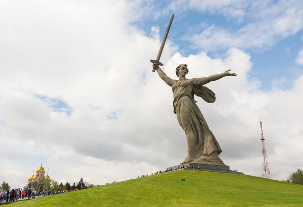 Volgograd. Rusya - 9 Mayıs 2017. Heykel "Vatan!" memorial Volgograd, heykeltıraş Evgeniy Vuchetich Mamayev Kurgan üzerinde karmaşık — Stok fotoğraf