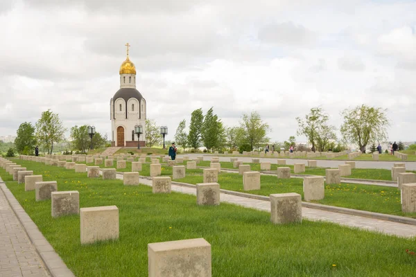 Volgogrado. Rusia. 9 mayo 2017. La capilla ortodoxa en el cementerio militar memorial en la colina Mamayev en Volgogrado — Foto de Stock