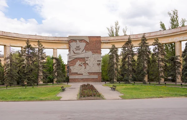 Volgograd. Ryssland - maj 11 2017. Den fasad Pavlovs hus med en båge och en relief — Stockfoto