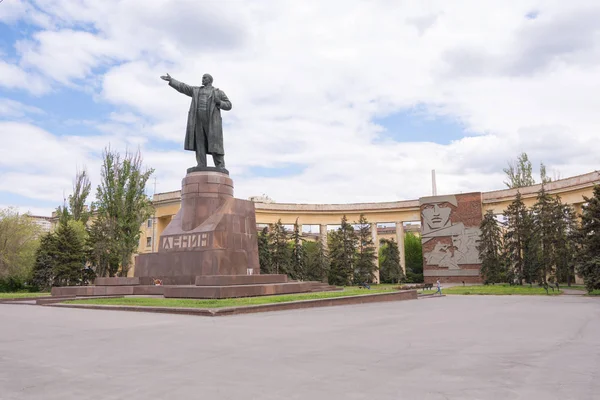 Volgograd. Rusko - 11 květen 2017 pomník Lenina a Pavlov Fasáda domu s obloukem a basreliéf — Stock fotografie