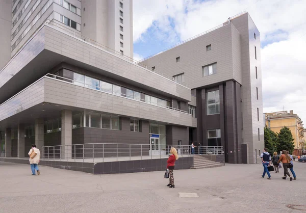 Volgograd. Rosja - 11 maja 2017 r.. Budowa nowego budynku Wołgograd Państwowy Uniwersytet Techniczny w centralnej części miasta Wołgograd — Zdjęcie stockowe