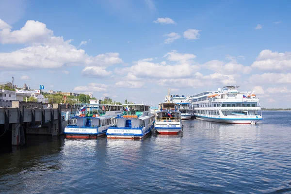 Volgograd. Russia-11 May 2017. Cruise ships on the quay of the River station of the Central waterfront Volgograd — Stock Photo, Image