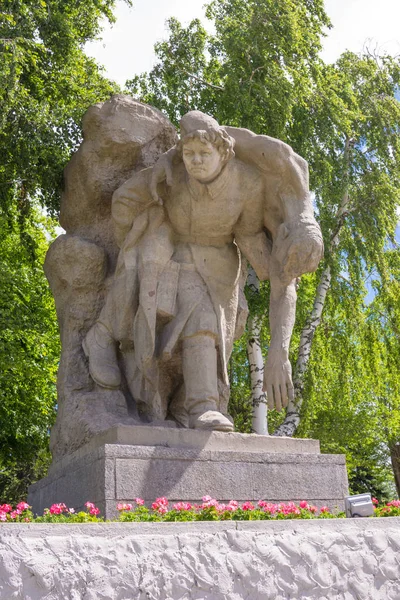 Volgogrado. Rússia - 3 de junho de 2017. A escultura "Menina, enfermeira, trazendo o campo de batalha soldado gravemente ferido" no complexo memorial Heroes 'Square no Mamayev Kurgan em Volgograd, escultor Evgen — Fotografia de Stock