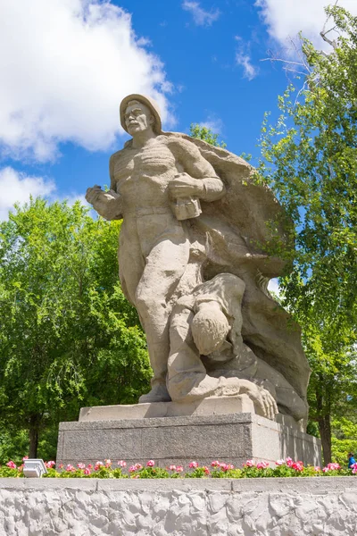 Βολγκογκράντ. Ρωσία - 3η Ιουνίου 2017. Το γλυπτό «Ο ναύτης με ένα μάτσο χειροβομβίδες και μια infantryman πληγωμένος στρατιώτης» στο τετράγωνο Μνημείο Ηρώων συγκρότημα στα του Μαμάγιεφ στο Βόλγογκραντ, γλύπτης — Φωτογραφία Αρχείου