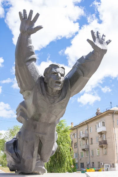 Volgograd. Russie - 3 juin 2017. La sculpture commémorative de la bataille de Stalingrad, situé sur la mort immédiate de Michael Panikahi sur la perspective des métallurgistes Krasnooktyabrskiy région — Photo