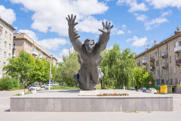 Volgogrado. Rusia - 3 de junio de 2017. La escultura conmemorativa de la Batalla de Stalingrado, situada en el lugar de la muerte de Michael Panikahi en la perspectiva de los metalúrgicos Krasnooktyabrskiy área —  Fotos de Stock