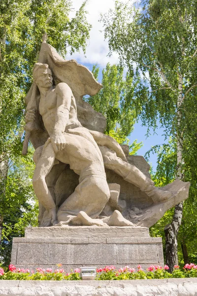 Volgograd. Rosja - 3 czerwca 2017. Rzeźba "przeżył, wygraliśmy śmierci" Heroes' Square Memorial złożonych na Kurhan Mamaja w Wołgogradzie, rzeźbiarz Jewgienij Wuczeticz — Zdjęcie stockowe