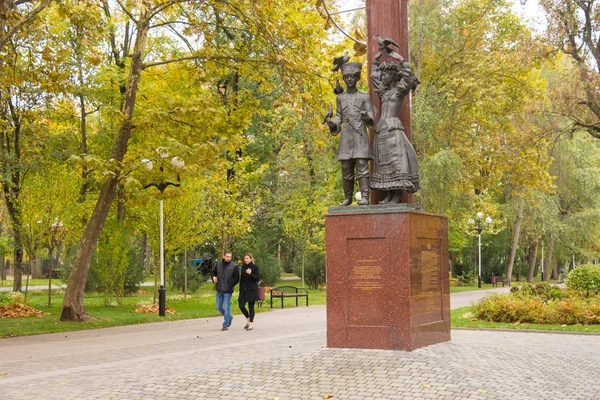 Krasnodar. Rússia - 26 de outubro de 2017. Escultura "Bom Anjo da Paz" no parque da cidade em Krasnodar — Fotografia de Stock