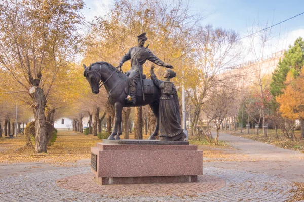 Volgograd. Rusya - 18 Kasım 2017. Anıt Kazaklar (Grigory ve Aksinya ve romanı "sessiz Don") yakınındaki Kilisesi St John the Baptist, Volgograd — Stok fotoğraf